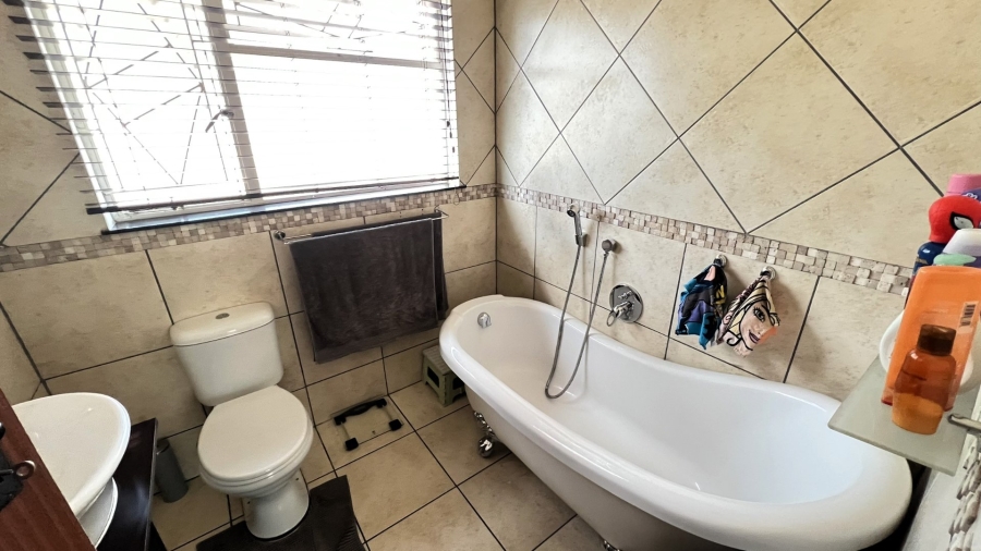 3 Bedroom Property for Sale in Langenhovenpark Free State